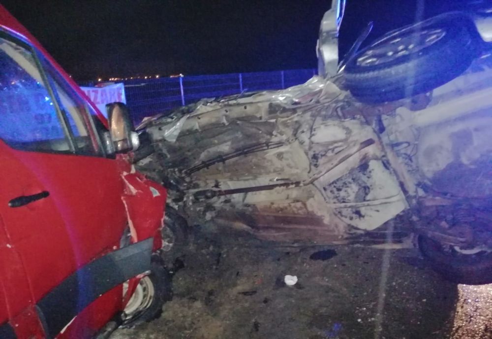 FOTO: Accident rutier pe DN 17, la ieșire din municipiul Bistrița înspre Crainimăt! Trei persoane au ajuns la spital