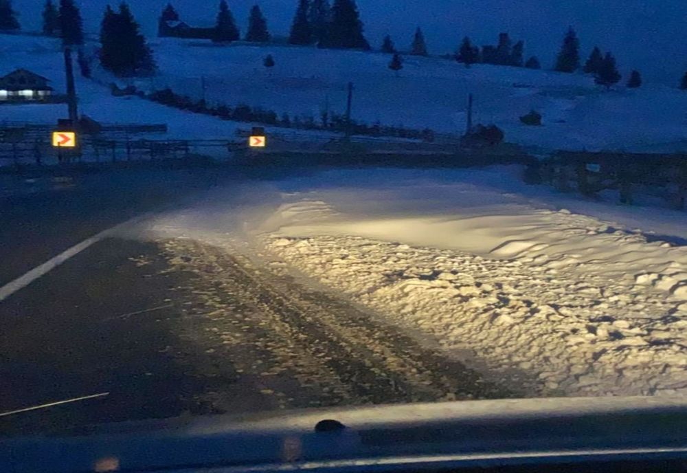  VIDEO: Atenție cum circulați! Ninge în Tihuța