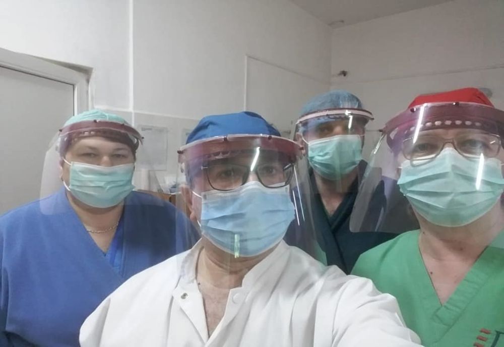 Bravo lor! Copiii din echipele de robotică din Năsăud și Beclean sar în ajutorul spitalelor din orașele lor! Ce au confecționat pentru personalul medical