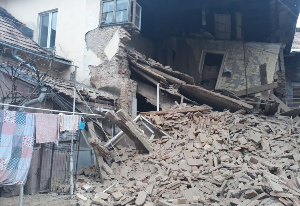 FOTO: O casă s-a prăbușit, în Bistrița! Autoritățile cunoșteau starea precară a imobilului, dar nu au putut interveni 