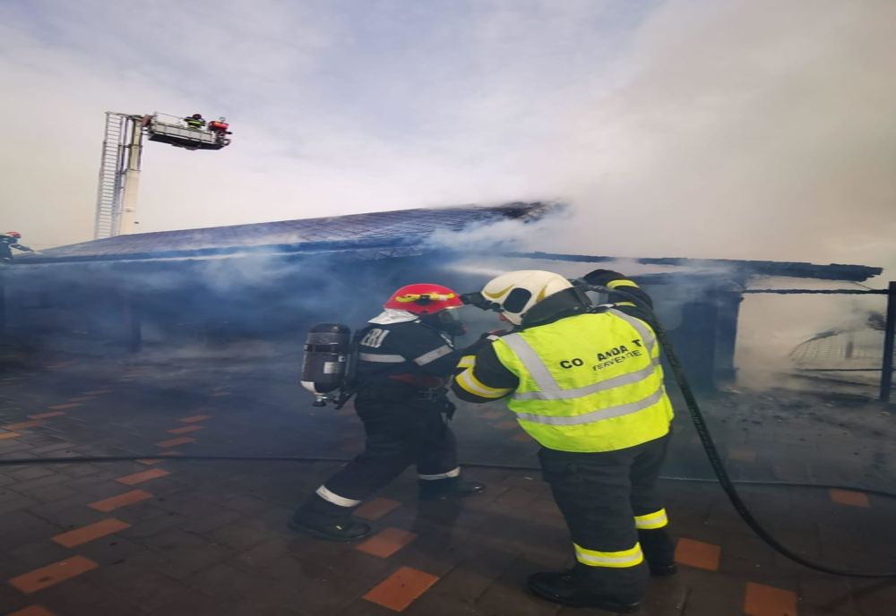 FOTO: Casă de locuit și o bucătărie de vară din Bistrița, afectate de un incendiu