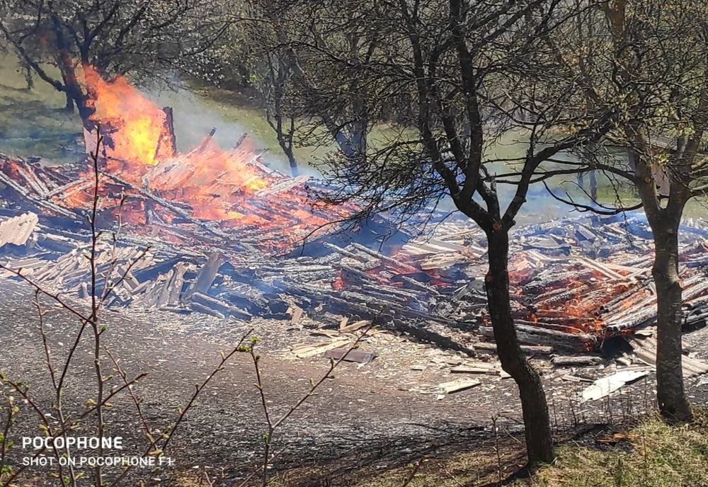 FOTO: Două incendii în Sângeorz Băi! O casă a fost mistuită de flăcări