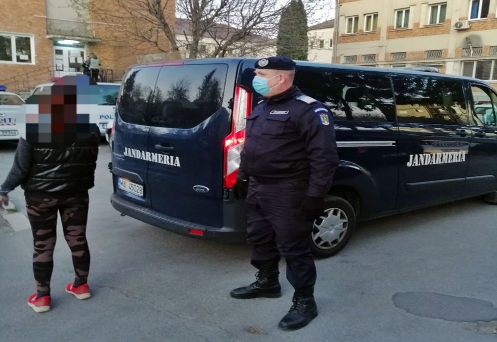 Bistrițeancă în arest la domiciliu, găsită de jandarmi la 4 km de casă! Nu e la prima abatere