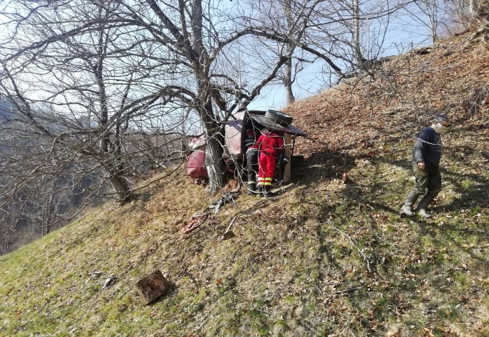 Bărbat rănit grav , după ce s-a răsturnat cu mașina într-o râpă! A fost solicitat elicopterul SMURD