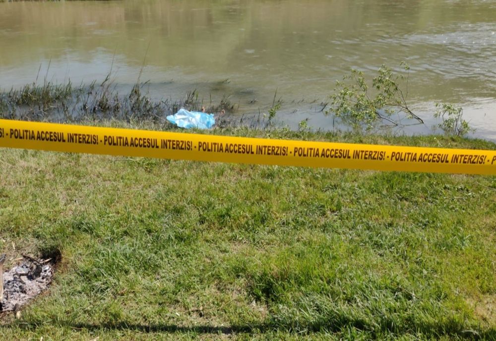 Cadavrul unui bărbat, găsit în râul Șieu! Aparent acesta s-ar fi înecat