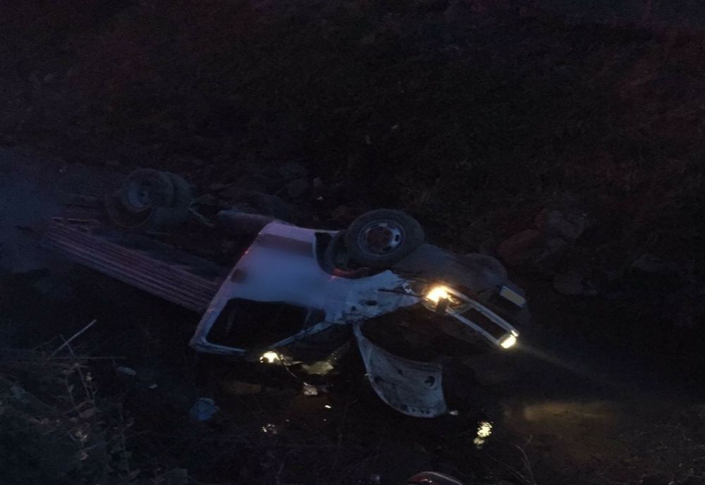 Accident în comuna Rebrișoara! O mașină s-a răsturnat în râul Gersa