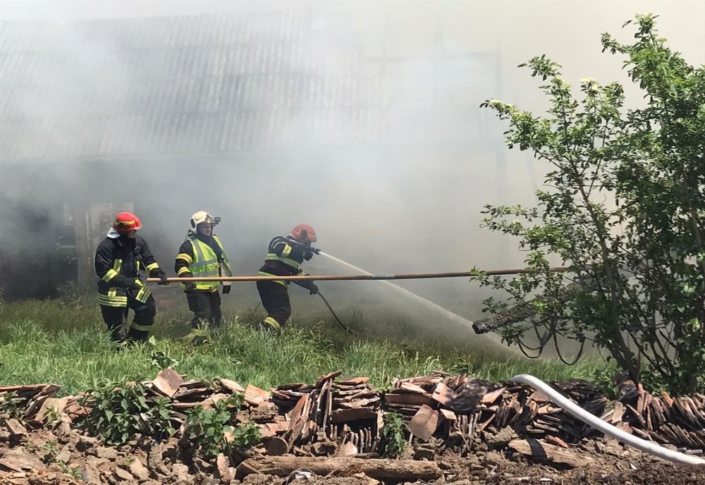FOTO: Anexele a două gospodării dintr-o comună bistrițeană, mistuite de un incendiu puternic