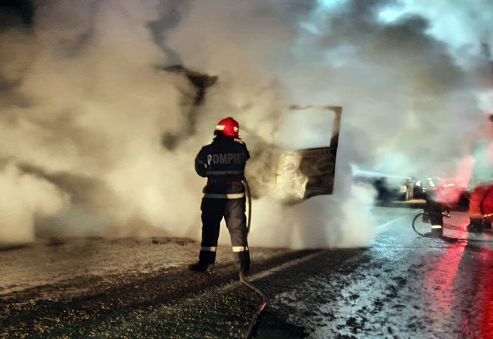 FOTO/VIDEO: Cap de TIR, cuprinsă azi-noapte de un incendiu, în Budești