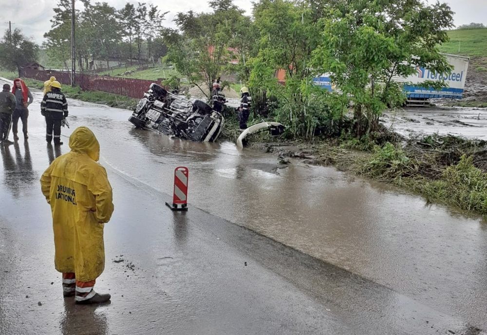 Accident în Silivașu de Câmpie! Un autoturism s-a răsturnat pe marginea carosabilului