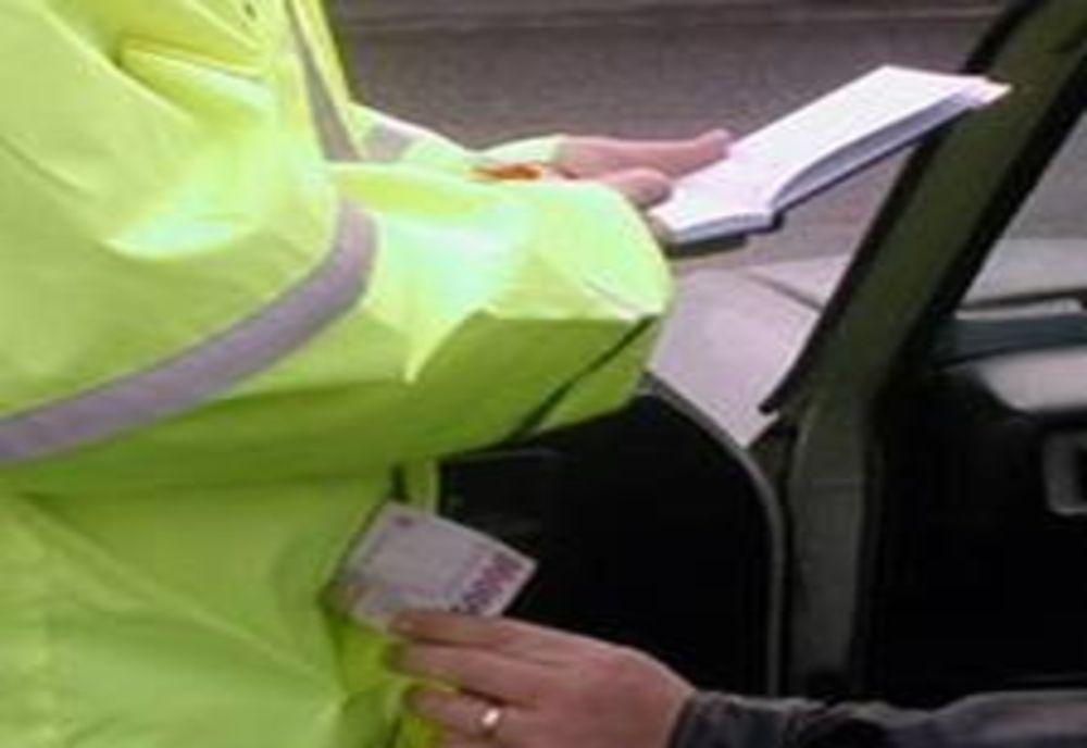 Polițist din Bistrița-Năsăud, prins în flagrant luând mită