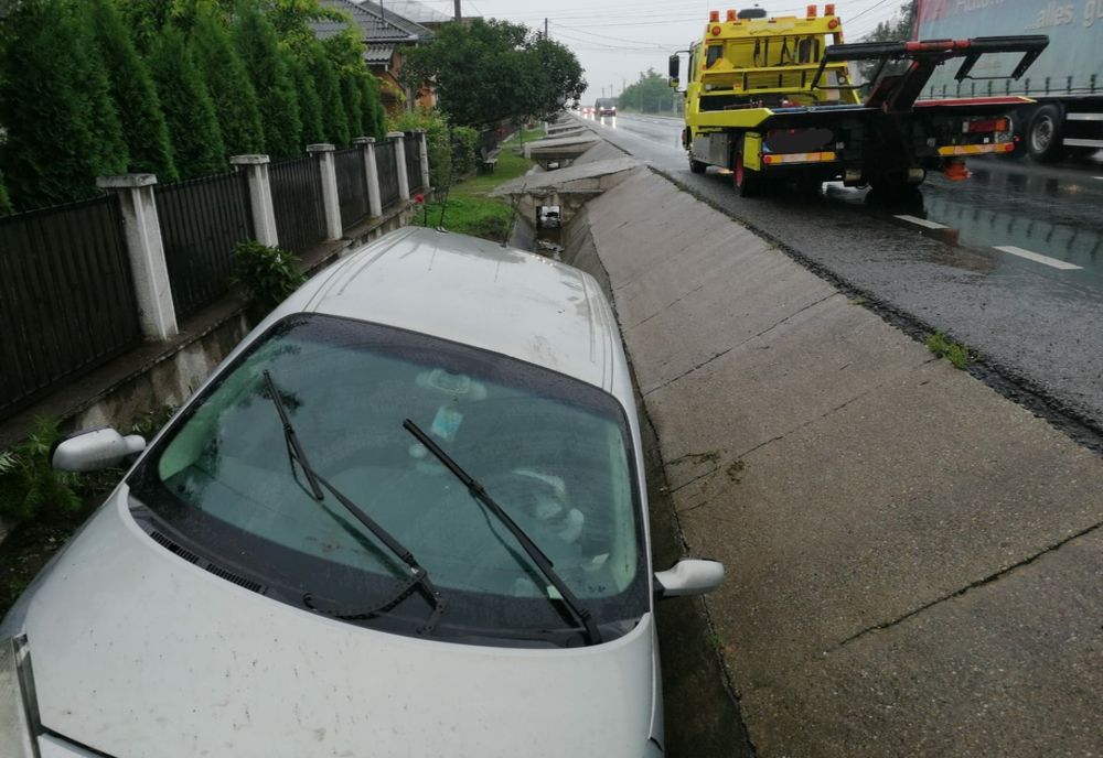 Șofer din Suceava, cu mașina în șanț pe DN17, în Rusu Bârgăului! O femeie a ajuns la spital