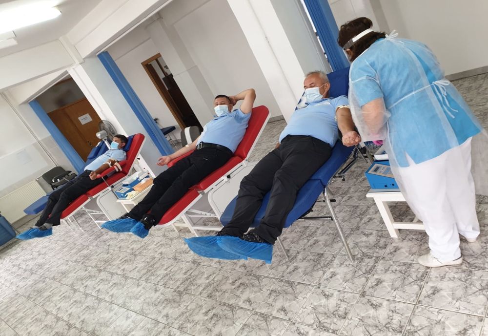 FOTO: Jandarmii bistrițeni salvează vieți! 26 dintre ei au donat sânge
