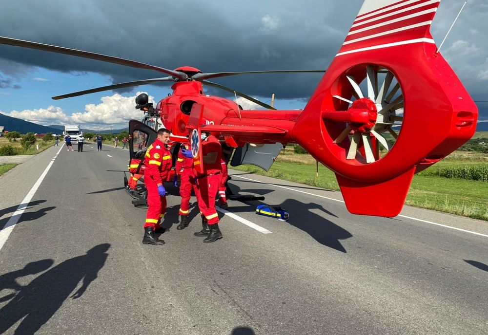 FOTO: Accident cu trei victime în Rusu Bârgăului! Una a fost transportată cu elicopterul SMURD în Târgu Mureș, alte două la SJU Bistrița