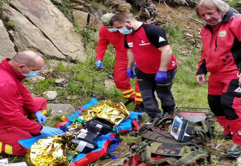 FOTO: Cioban din Bistrița-Năsăud, rănit grav în urma unei agresiuni! A fost transportat cu elicopterul la Târgu Mureș