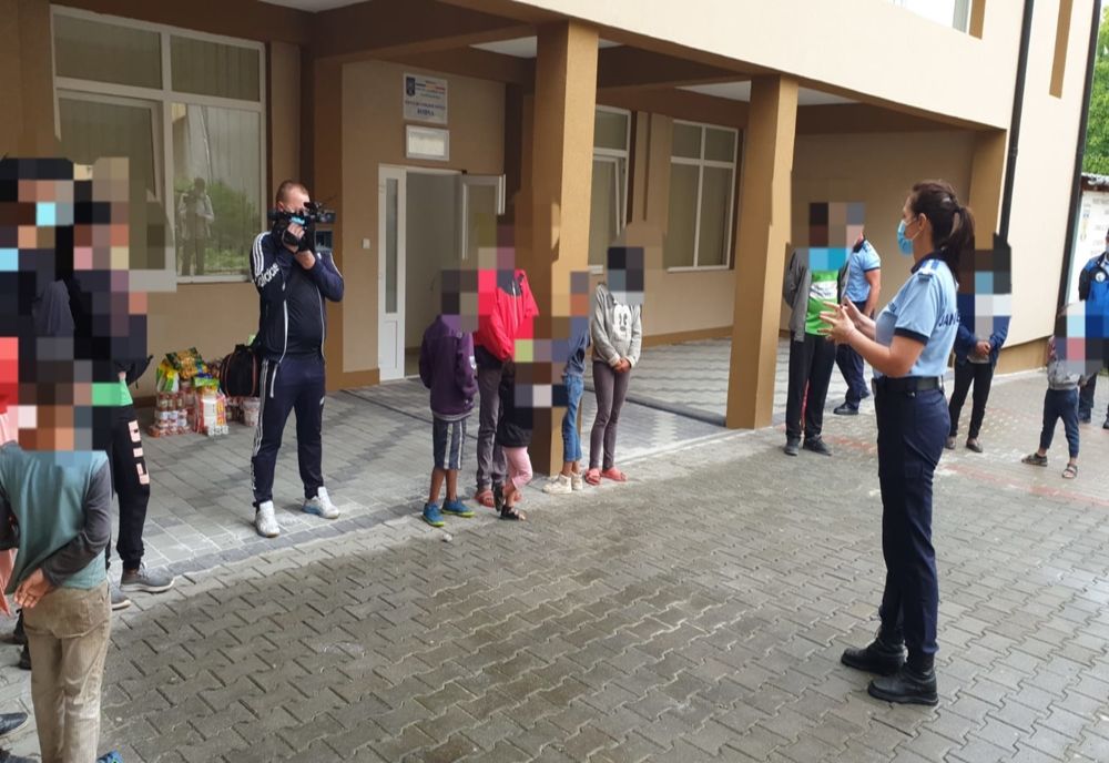 Trei familii din Rodna, afectate de inundații, au primit sprijinul jandarmilor bistrițeni