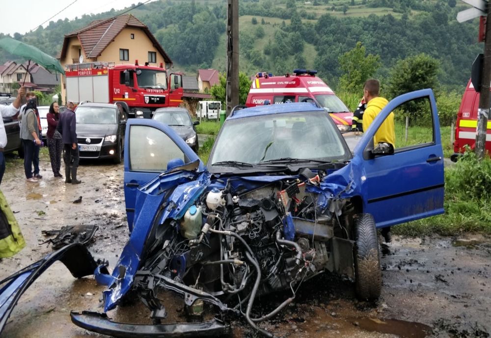 FOTO: Autoturism, lovit de tren, în Feldru! Ocupanții mașinii au scăpat fără nicio zgârietură