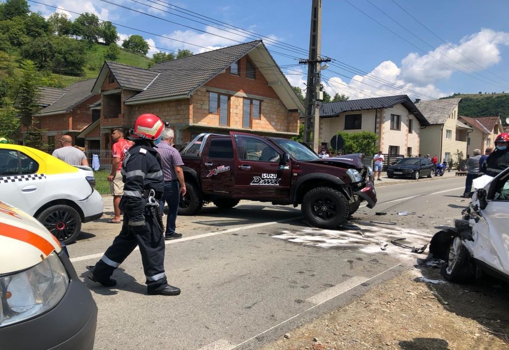 FOTO: Accident rutier în Rebrișoara, pe DN 17D, cu 4 autoturisme implicate! Doi șoferi au ajuns la spital