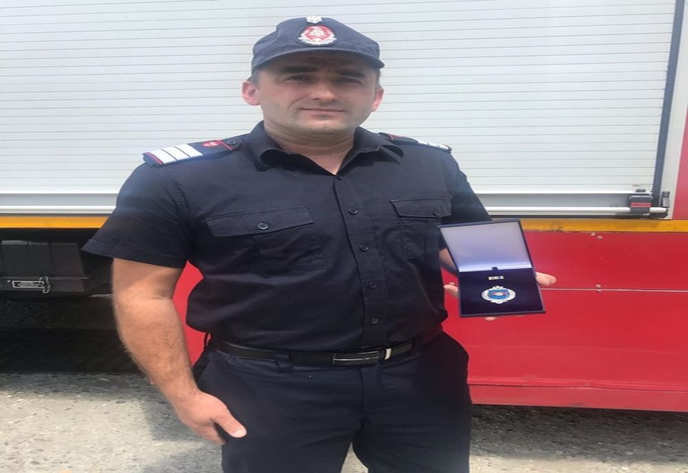 Un pompier din Sângeorz-Băi a primit Emblema de merit “Acțiuni umanitare” clasa a II a