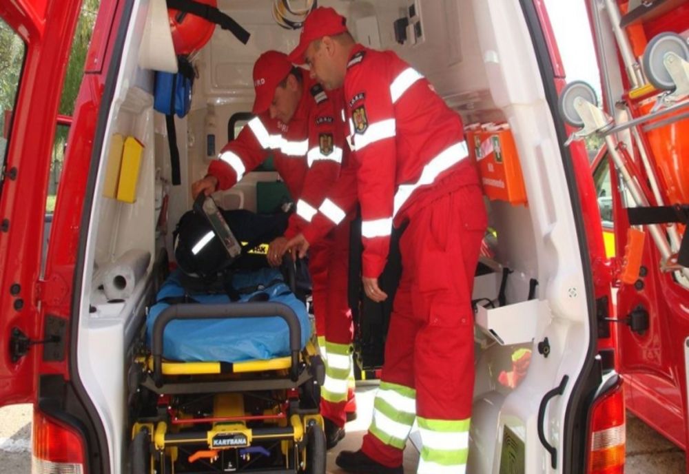 Mașină, intrată într-un gard, la Leșu! Șoferul, fără permis de conducere. El și pasagera din dreapta au ajuns la spital