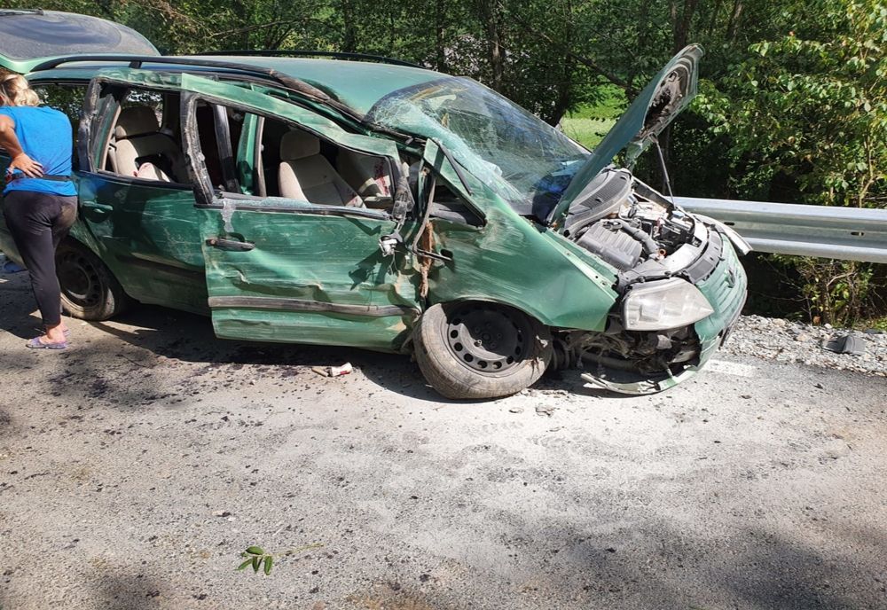 FOTO: Un autoturism s-a izbit de un zid de beton, pe un drum comunal din Telciu! Un bărbat a ajuns la spital