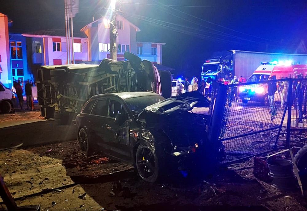 FOTO: ACCIDENT MORTAL, pe DN 17D, la ieșire din orașul Năsăud! Doi bărbați au decedat, iar un al treilea a fost transportat la spital