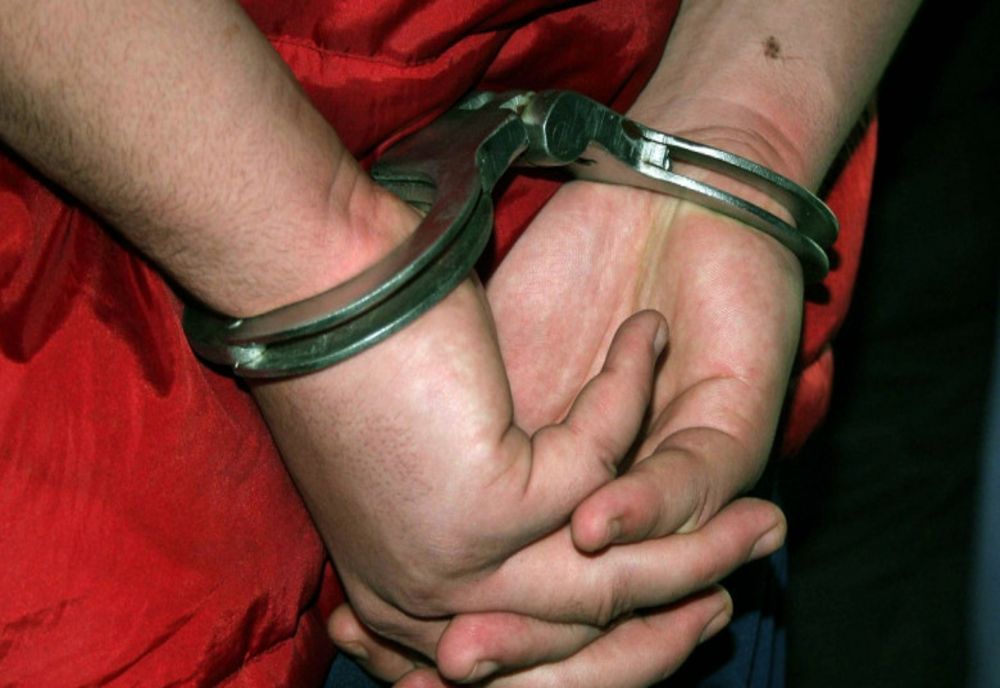 Bărbat din Dorolea reținut de polițiști după ce și-a agresat soția 