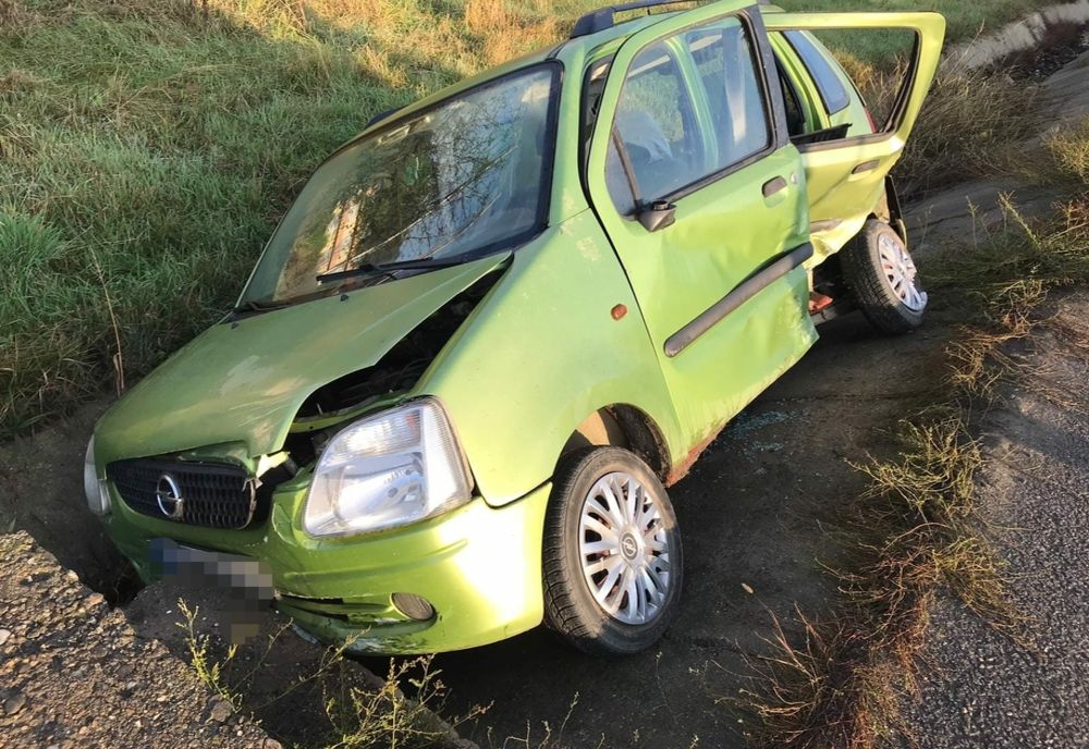 FOTO | Accident cu două maşini în Bistriţa! O persoană a rămas blocată în maşină
