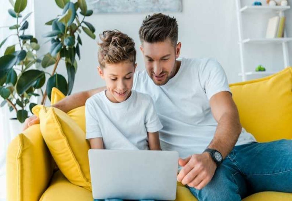 Bistrița-Năsăud: Zilele libere pentru părinți în vederea supravegherii copiilor sunt plătite de angajator și decontate de AJOFM! Ce condiții trebuie îndeplinite