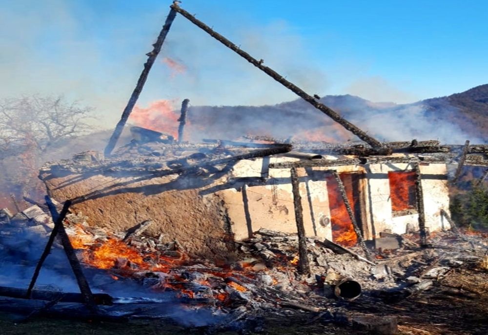 Bătrânică din Bistrița-Năsăud, arsă de vie în incendiul care i-a cuprins casa