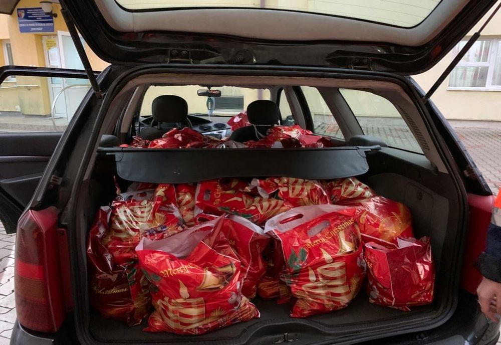 Angajații de la Ambulanță, pe post de Moș Crăciun pentru copiii și vârstnicii de la două centre din Bistrița