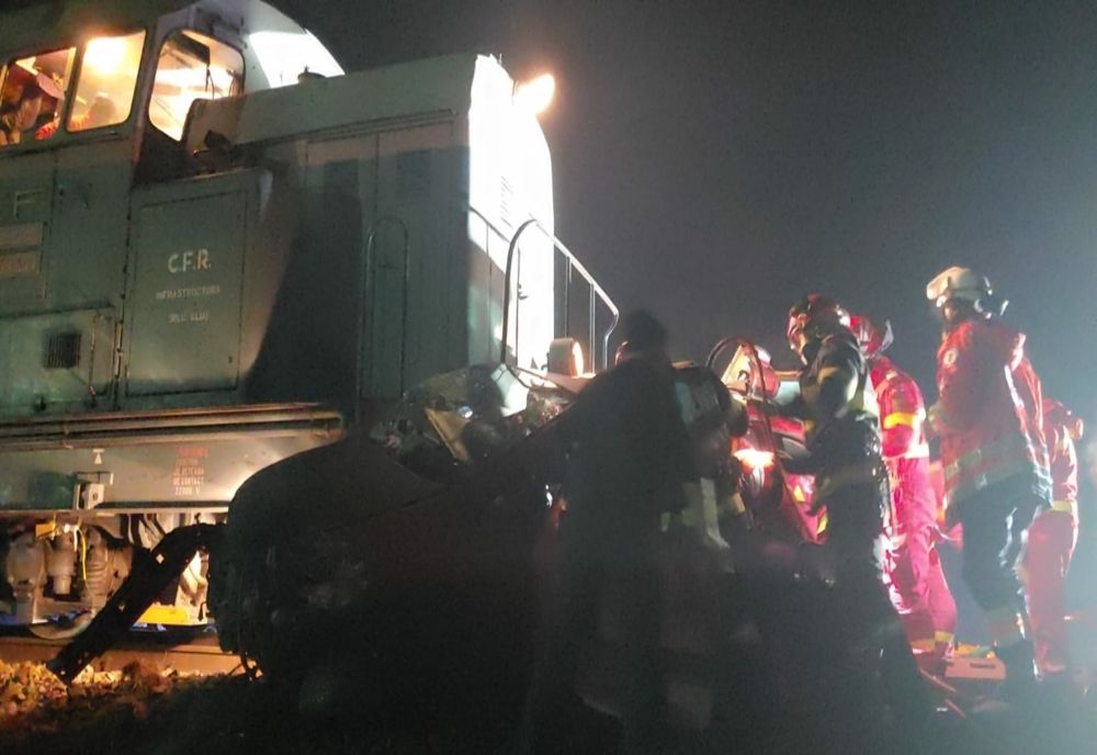 UPDATE|Accident cumplit în Rebrișoara: Autovehicul lovit de un tren de marfă! Un bărbat a decedat, iar doi copii sunt inconștienți