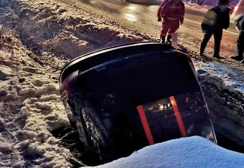 FOTO: Autoturism, înfipt cu botul într-o groapă de pe marginea DN 17C