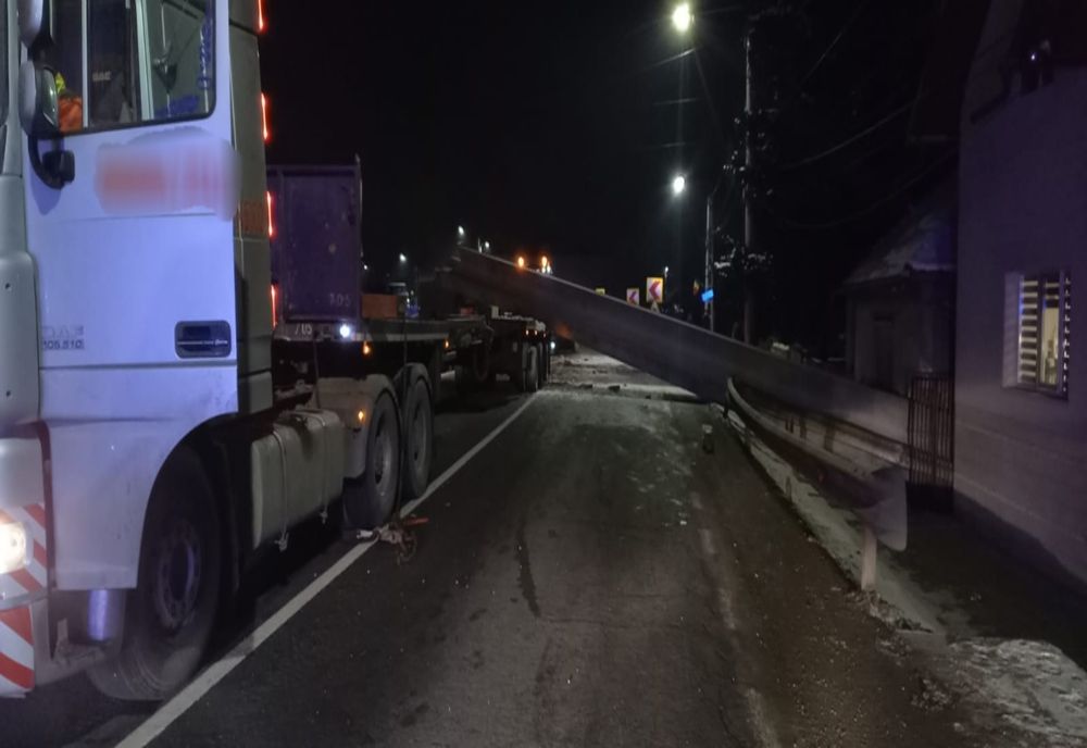 FOTO/VIDEO: DN 17, blocat în totalitate, în Reteag! Grinzi de beton au căzut de pe un trailer