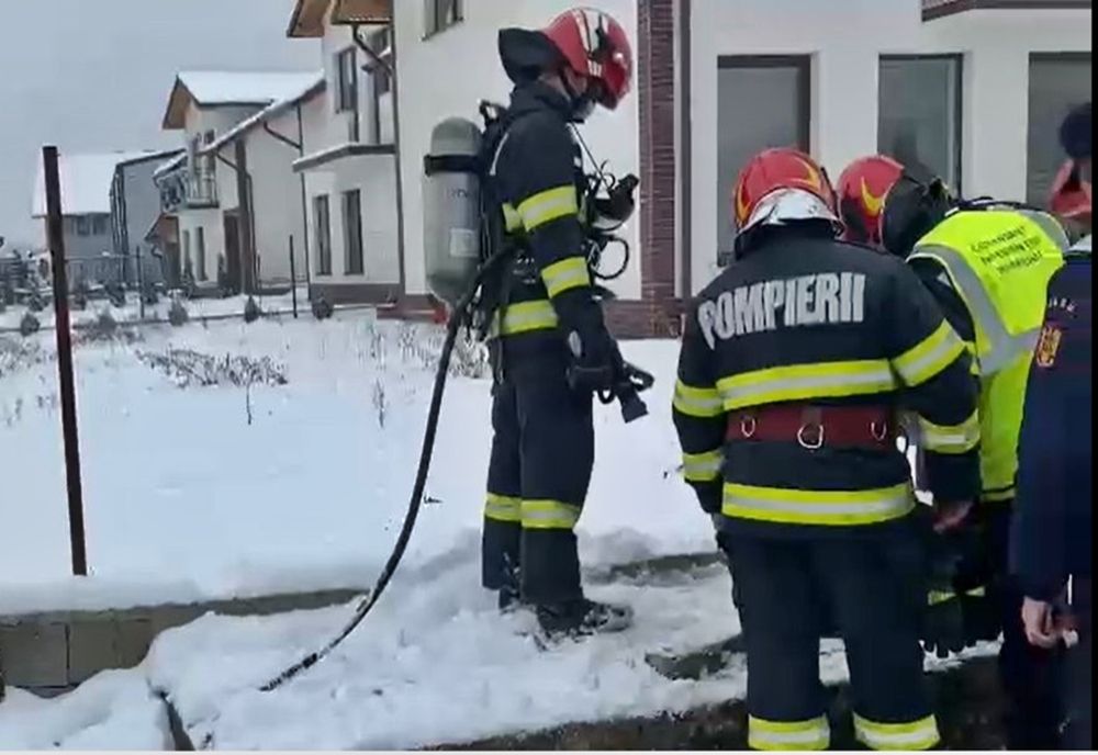 VIDEO: Explozie la o gură de vizitare a unui canal de alimentare cu apă de la o Stația de Gaz din Bistrița! Un bărbat a ajuns la spital