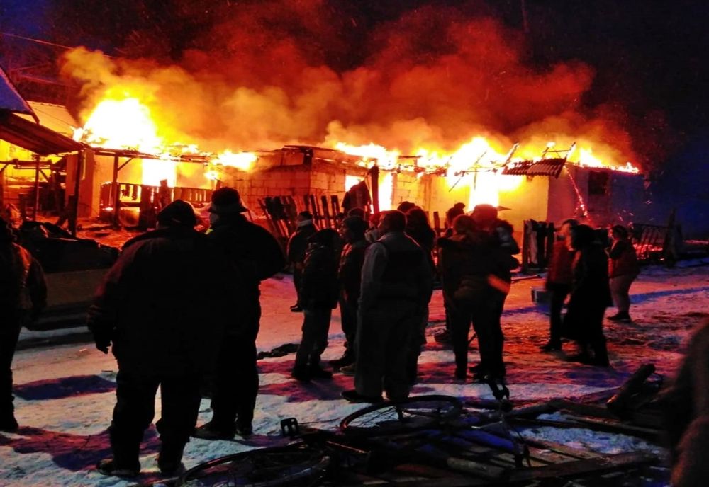 Două case din localitatea bistrițeană Viile Tecii, afectate de un incendiu! Acoperișurile au fost mistuite în totalitate