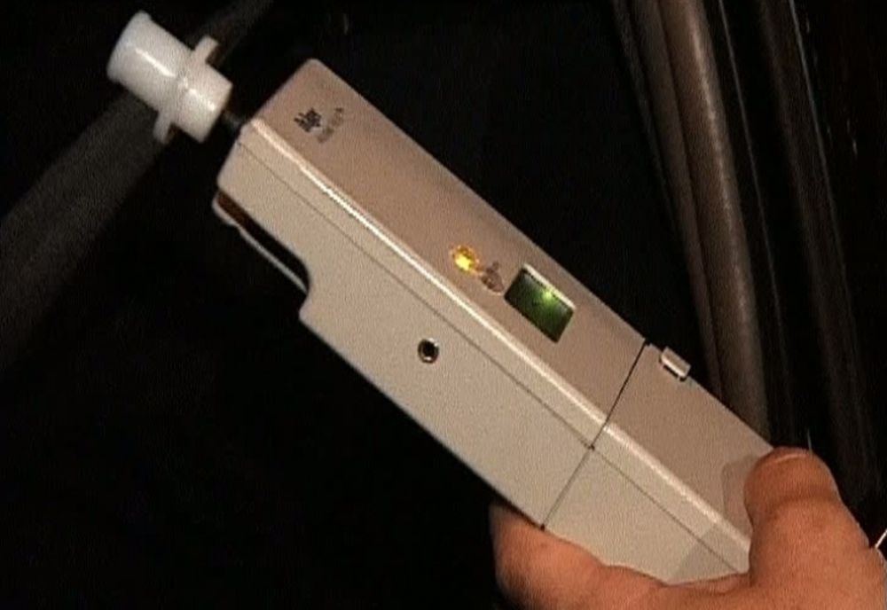 S-a "botezat" zdravăn cu alcool, apoi a urcat la volan! L-a trezit un copac cu care s-a "pupat", dar și polițiștii