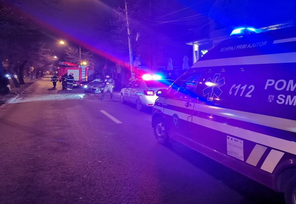 FOTO: Accident rutier în Bistrița! Un autoturism s-a izbit de un copac
