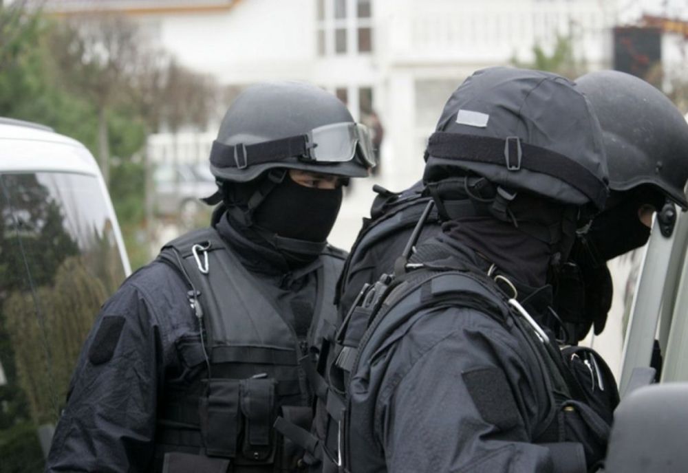 DIICOT BN: Opt percheziții, într-un dosar de înșelăciune și fals informatic! Prejudiciul e de aproape UN MILION de euro! Liderul grupării infracționale, arestat la domiciliu