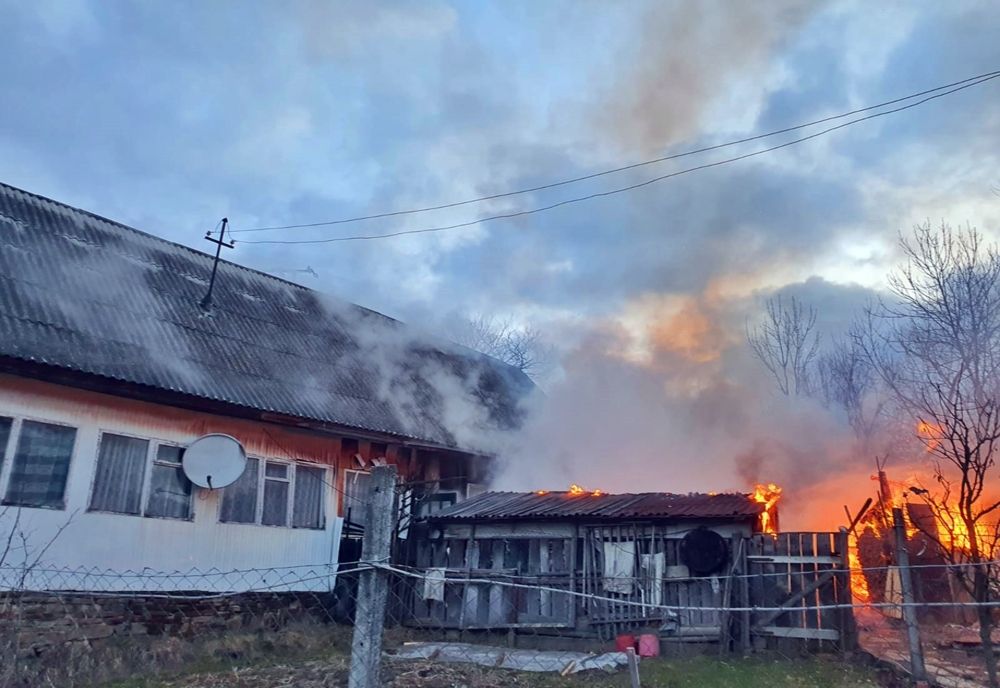 Gospodărie din Romuli, afectată de incendiu! Un bărbat a suferit arsuri
