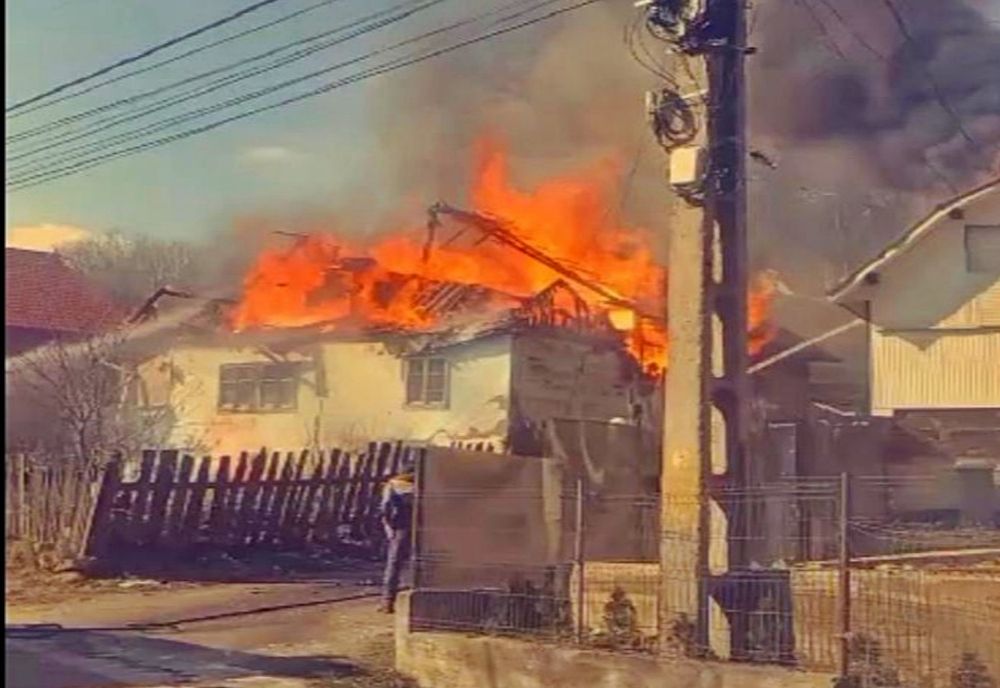 O casă cu anexe, mistuite de un incendiu, în Bistrița-Bârgăului! O locuință alăturată, afectată de flăcări