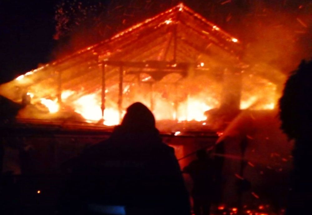 Casă cuprinsă de flăcări, în Ilva Mare! Un bărbat a suferit un atac de panică