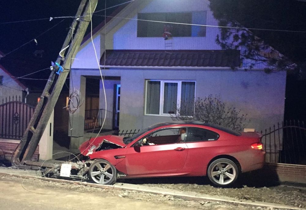 FOTO: Stâlp de electricitate rupt de un autoturism, într-un sat din Bistrița-Năsăud! Șoferul ar fi ațipit la volan