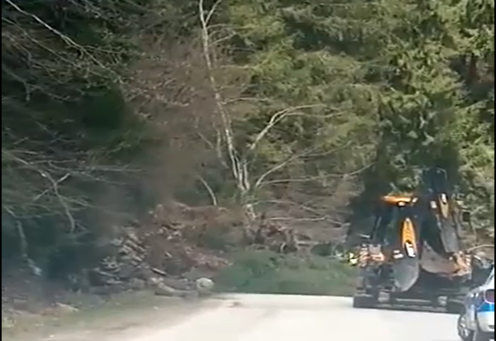 DN 17D, blocat de o alunecare de teren, la ieșire din localitatea Șanț