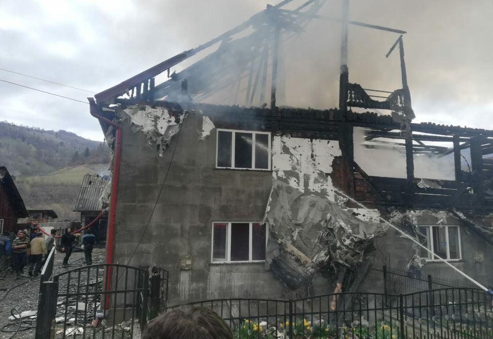 FOTO/VIDEO: Incendiu puternic în Poiana Ilvei! Trei persoane au suferit atacuri de panică