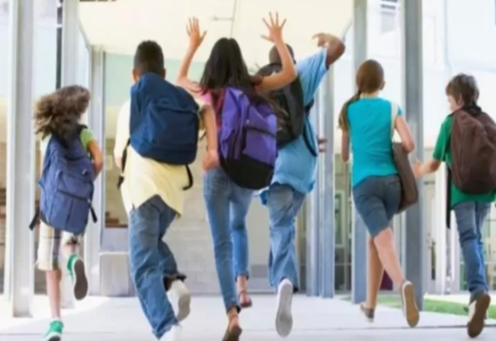 Câți elevi încep de miercuri cursurile cu prezența fizică