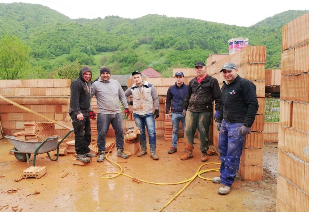 FOTO: Șase pompieri din Bistrița-Năsăud pun umărul la reconstruirea a două case afectate de un incendiu devastator chiar înainte Paște