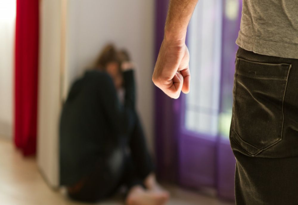 Tânără din Năsăud, bătută de iubit! Polițiștii au emis împotriva agresorului un ordin de protecție, dar i-au întocmit și dosar penal