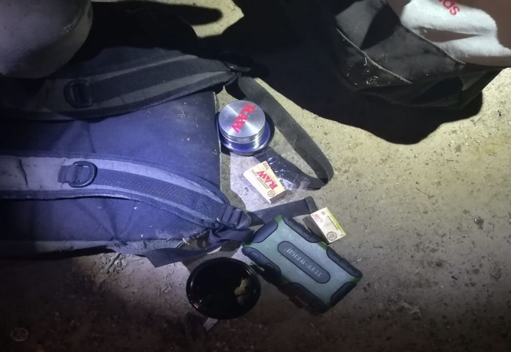 FOTO: Grup de tineri, prinși de jandarmii montani de la Colibița, cu droguri! Doi au fost dați pe mâna polițiștilor