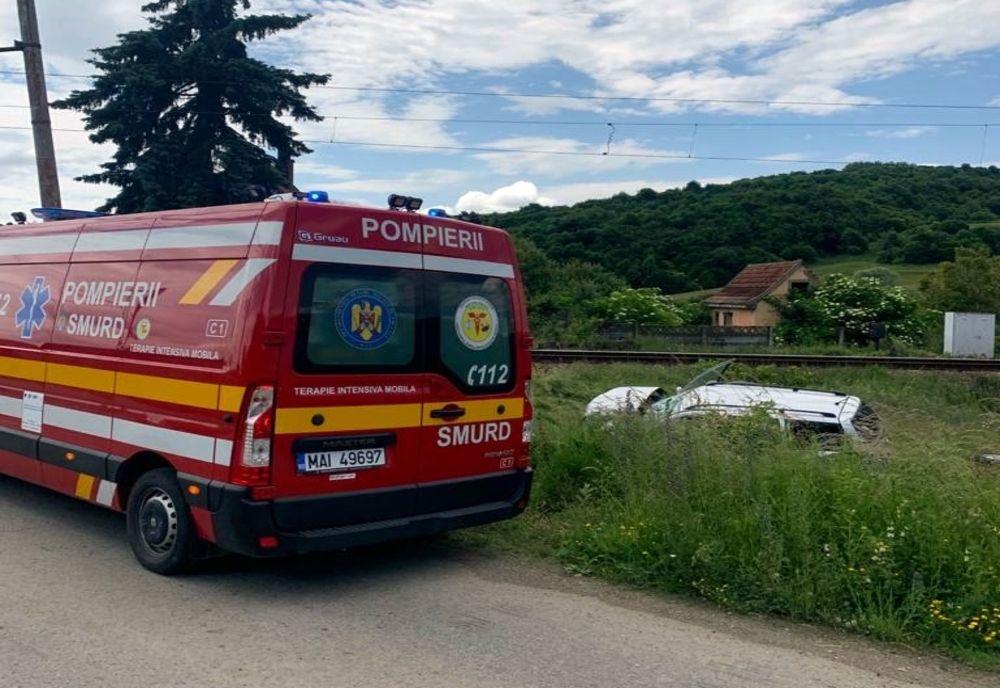 FOTO: Autoturism, lovit de un tren accelerat, în Bistrița-Năsăud! Șoferul a scăpat doar cu câteva zgârieturi