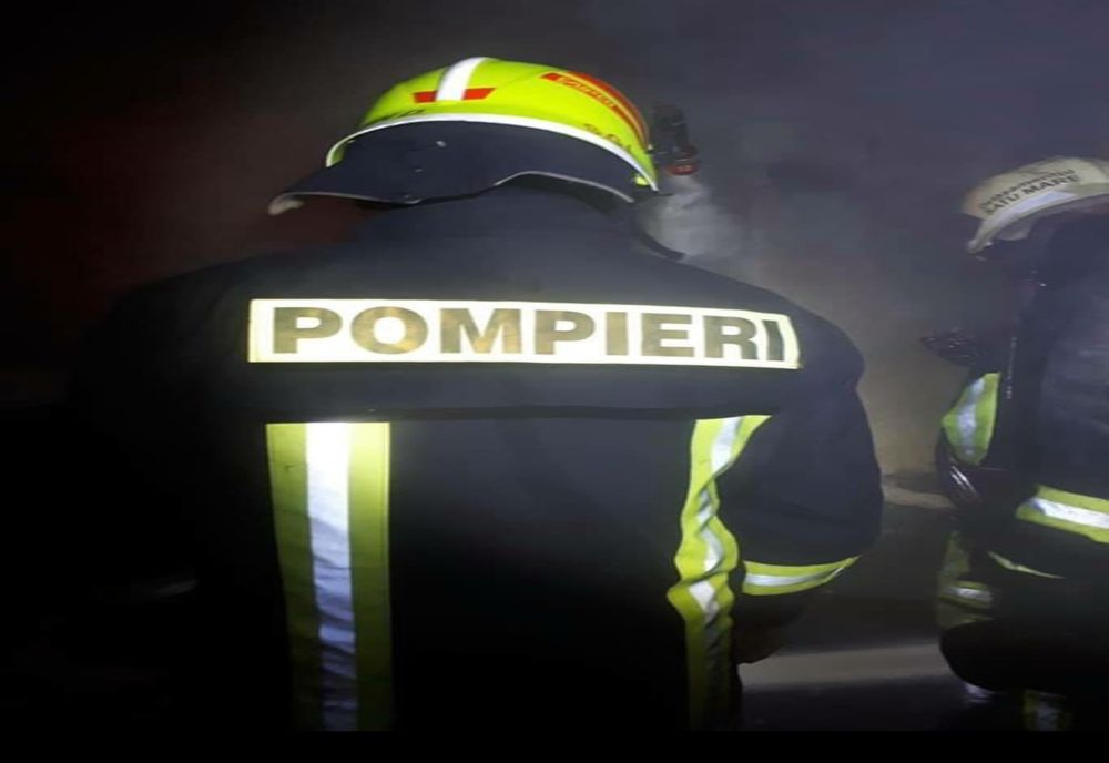 Un bătrân intoxicat cu fum din cauza unui incendiu izbucnit în locuință, a decedat
